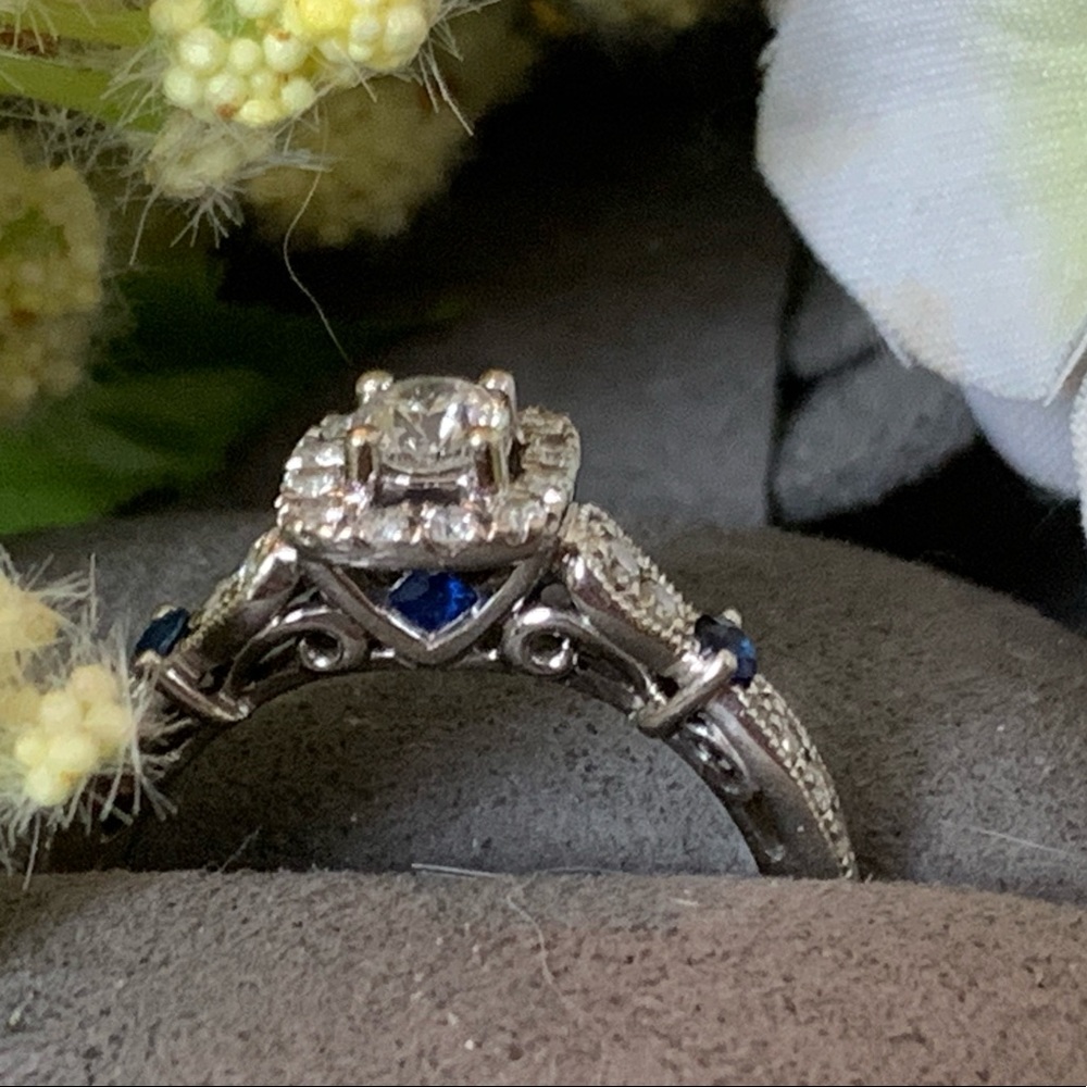 Vera Wang Love collection halo engagement ring - Picture 3 of 7